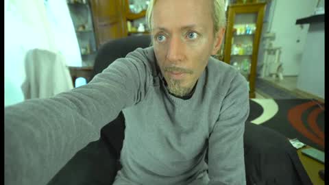 Snapshot of 00jeff31 chatting on 01-01-25, 12:44 jeff online show from 01-01-25, 12:44