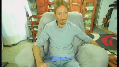 Snapshot of 00jeff31 chatting on 02-14-25, 04:31 jeff online show from 02-14-25, 04:31