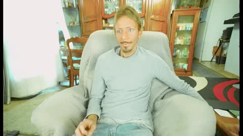 Snapshot of 00jeff31 chatting on 02-15-25, 02:44 jeff online show from 02-15-25, 02:44