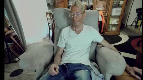 Snapshot of 00jeff31 chatting on 09-15-25, 02:39 jeff online show from 09-15-25, 02:39