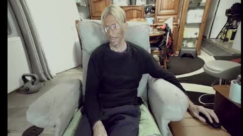 Snapshot of 00jeff31 chatting on 10-12-25, 06:01 jeff online show from 10-12-25, 06:01