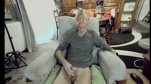 Snapshot of 00jeff31 chatting on 10-16-25, 01:45 jeff online show from 10-16-25, 01:45