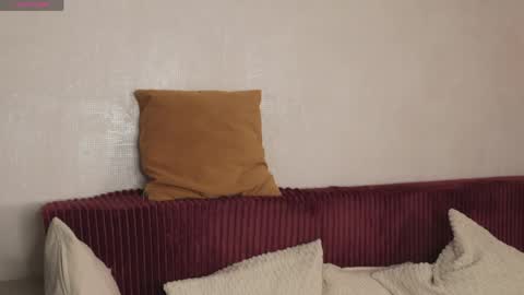 Snapshot of 17ths chatting on 05-22-26, 10:21 Leksi online show from 05-22-26, 10:21