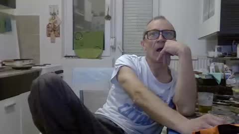 Snapshot of 1973man chatting on 02-10-26, 01:53 1973man online show from 02-10-26, 01:53