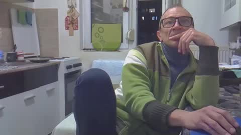 Snapshot of 1973man chatting on 02-11-26, 07:08 1973man online show from 02-11-26, 07:08