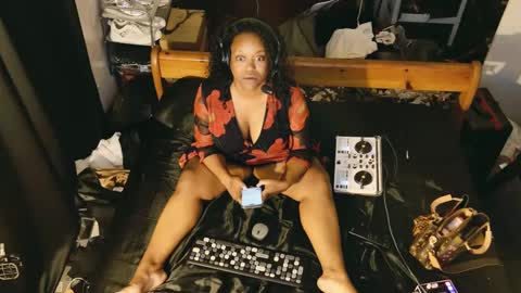 Snapshot of 1lookurhooked chatting on 02-19-25, 02:44 Lillycakes online show from 02-19-25, 02:44