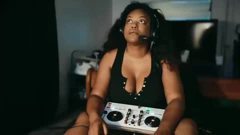 Snapshot of 1lookurhooked chatting on 10-10-25, 05:28 Lillycakes online show from 10-10-25, 05:28