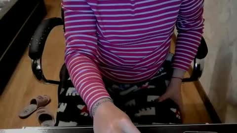 Snapshot of 1your_hot_girls chatting on 10-21-25, 05:57 1your_hot_girls online show from 10-21-25, 05:57