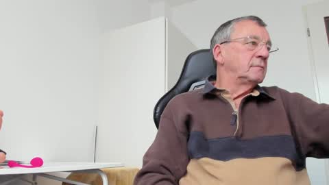 Henk online show from 12-12-24, 01:06