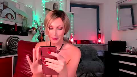 Snapshot of 2bigass4_u chatting on 01-11-25, 12:44 Alice online show from 01-11-25, 12:44