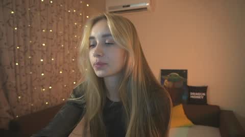 Snapshot of 2girls_1dream chatting on 12-18-24, 04:28 Elley online show from 12-18-24, 04:28
