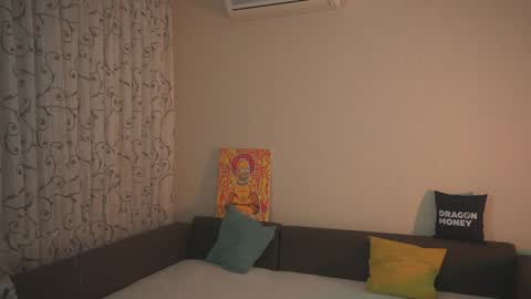 Snapshot of 2girls_1dream chatting on 12-19-24, 04:24 Elley online show from 12-19-24, 04:24