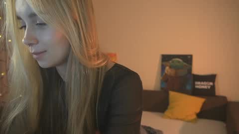 Snapshot of 2girls_1dream chatting on 12-24-24, 04:30 Elley online show from 12-24-24, 04:30