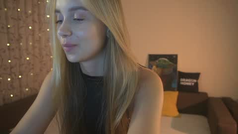 Snapshot of 2girls_1dream chatting on 12-26-24, 04:25 Elley online show from 12-26-24, 04:25
