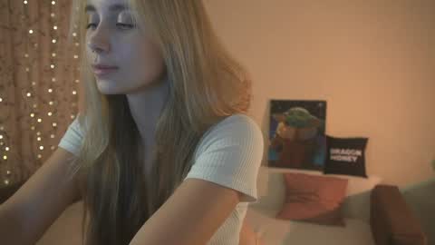 Snapshot of 2girls_1dream chatting on 01-28-25, 05:03 Elley online show from 01-28-25, 05:03