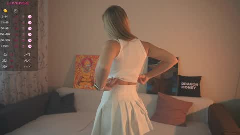 Snapshot of 2girls_1dream chatting on 03-07-25, 08:56 Elley online show from 03-07-25, 08:56