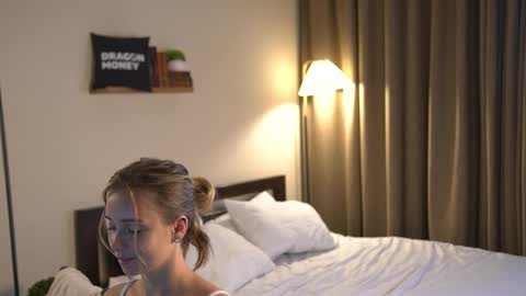 Snapshot of 2girls_1dream chatting on 09-17-25, 07:43 Elley online show from 09-17-25, 07:43