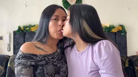 Snapshot of 2summerlove2 chatting on 01-09-26, 08:10 Dalilah and Tarah online show from 01-09-26, 08:10