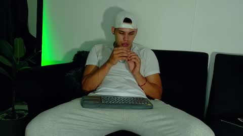 Snapshot of _0324 chatting on 09-23-25, 07:22 rick online show from 09-23-25, 07:22