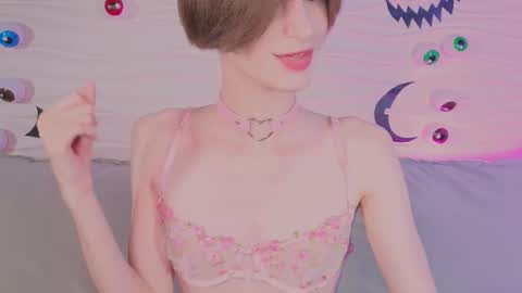 Snapshot of _adrian_the_one chatting on 10-31-25, 05:19 adrian online show from 10-31-25, 05:19