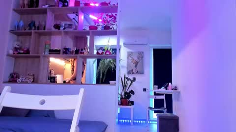 Snapshot of _alleyesonme chatting on 09-27-25, 02:22 Mia online show from 09-27-25, 02:22