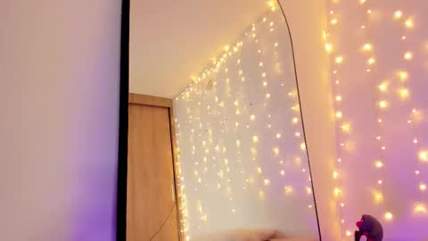 Snapshot of _allisongomez chatting on 12-17-25, 12:05 _allisongomez online show from 12-17-25, 12:05