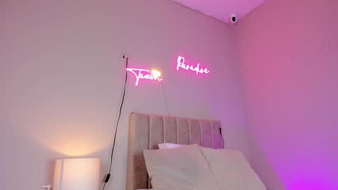 Snapshot of _angela_x chatting on 01-10-25, 11:33 ngela online show from 01-10-25, 11:33