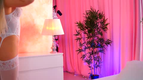 Snapshot of _arielle chatting on 10-25-25, 08:55 Arielle online show from 10-25-25, 08:55