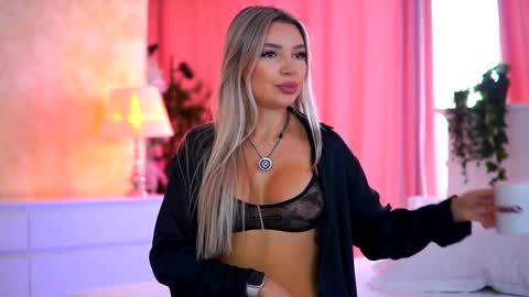 Snapshot of _arielle chatting on 11-21-25, 10:03 Arielle online show from 11-21-25, 10:03