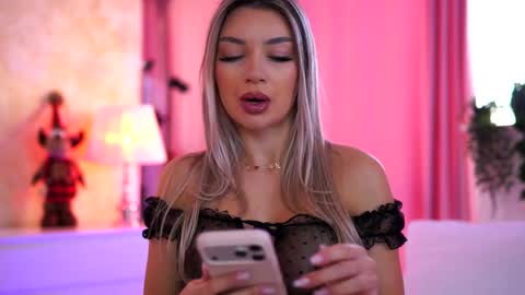 Snapshot of _arielle chatting on 12-19-25, 09:27 Arielle online show from 12-19-25, 09:27