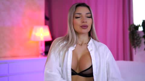 Snapshot of _arielle chatting on 01-08-26, 08:49 Arielle online show from 01-08-26, 08:49