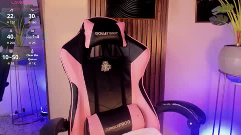 Snapshot of _artemish__ chatting on 11-27-25, 12:40 online show from 11-27-25, 12:40