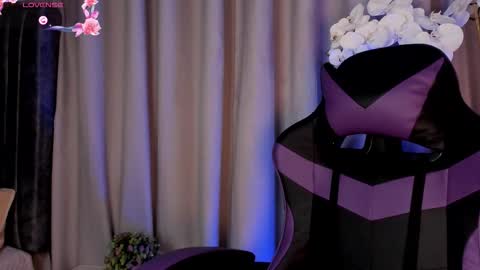 Snapshot of _artemish__ chatting on 12-18-25, 01:28 online show from 12-18-25, 01:28