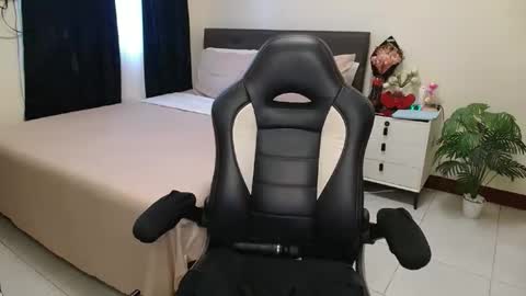 Snapshot of _ashley27 chatting on 11-05-25, 01:05 Angie online show from 11-05-25, 01:05