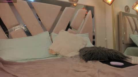 Snapshot of _athennea chatting on 10-01-25, 12:11 carolina online show from 10-01-25, 12:11