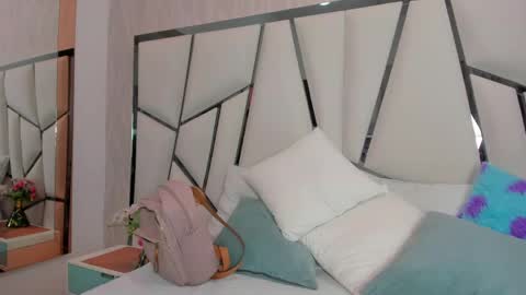 Aura online show from 04-29-26, 03:10