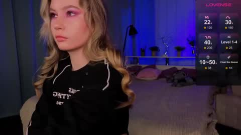 Snapshot of _bellaclark chatting on 11-27-25, 02:30 Bella online show from 11-27-25, 02:30