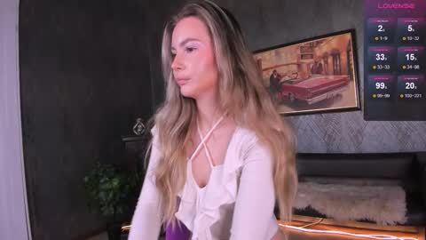 Snapshot of _bellaclark chatting on 12-02-25, 09:21 Bella online show from 12-02-25, 09:21