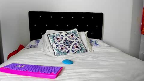 Snapshot of _cereza_ chatting on 02-19-25, 04:12 Bella online show from 02-19-25, 04:12