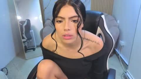 _charlottee_b online show from 06-17-26, 01:01