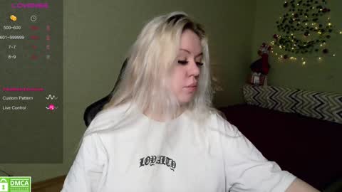 Snapshot of _elven_dreams__ chatting on 12-25-24, 08:40 chloue and Gretta online show from 12-25-24, 08:40