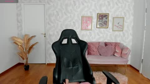 Elysa online show from 05-17-26, 04:43