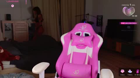 Mia  online show from 11-19-25, 12:27