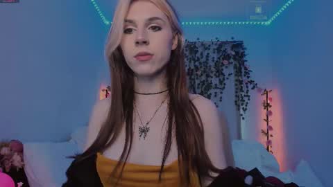 Snapshot of _eva_pleasure_ chatting on 10-18-25, 06:48 Eva online show from 10-18-25, 06:48