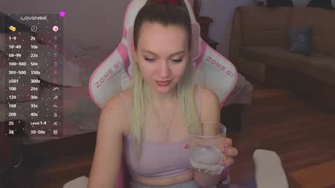 Snapshot of _evellyn_ chatting on 01-11-25, 07:49 Evie online show from 01-11-25, 07:49