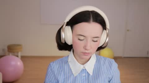 Essie  online show from 09-20-25, 03:46