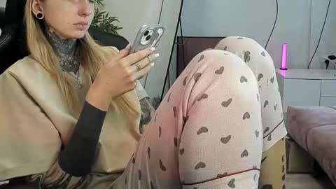 Snapshot of _feralberry__ chatting on 09-25-25, 09:02 Alis online show from 09-25-25, 09:02