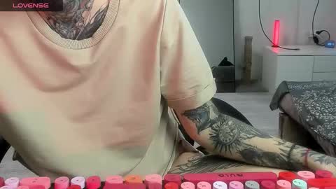 Snapshot of _feralberry__ chatting on 10-23-25, 06:13 Alis online show from 10-23-25, 06:13