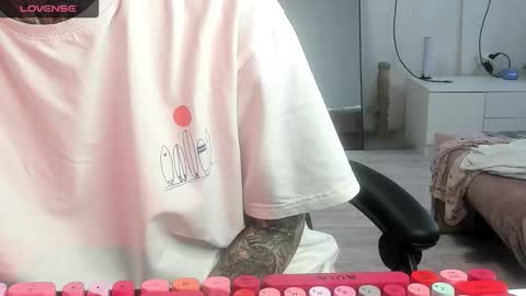 Snapshot of _feralberry__ chatting on 10-24-25, 08:33 Alis online show from 10-24-25, 08:33