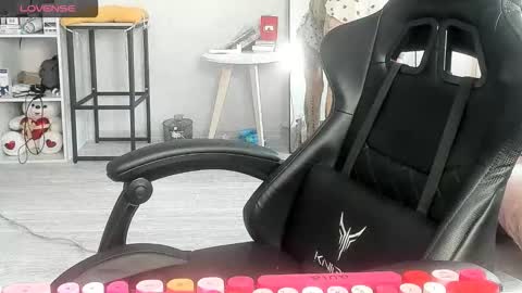 Snapshot of _feralberry__ chatting on 10-29-25, 07:21 Alis online show from 10-29-25, 07:21